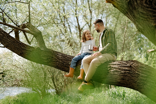 Ouder en kind samen buiten