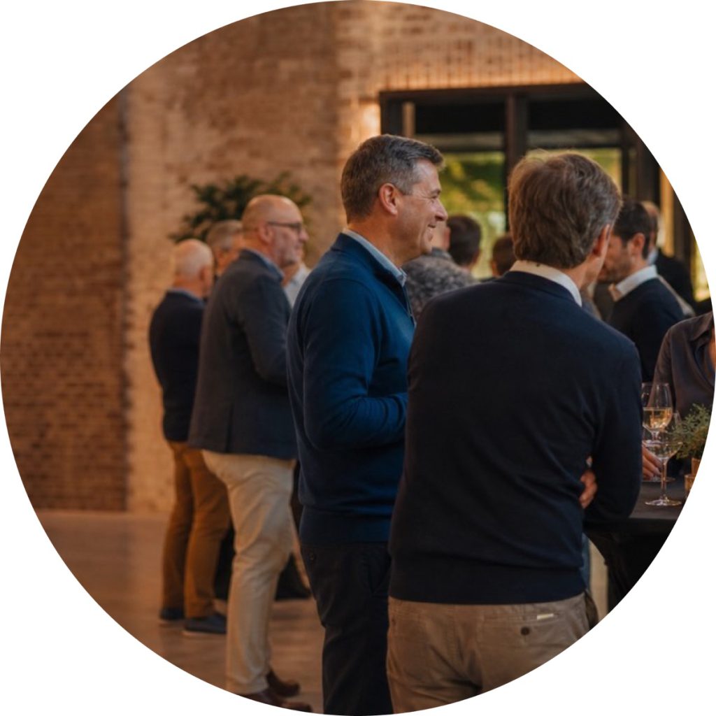 Gasten in gesprek tijdens een netwerkmoment